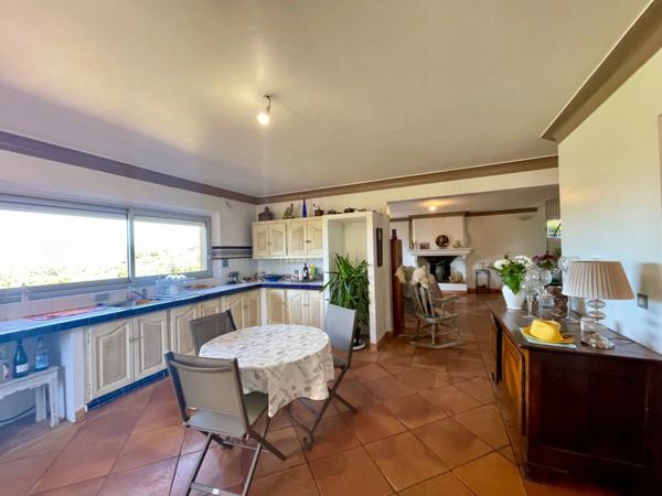 À vendre – Maison avec vue exceptionnelle à Roussillon