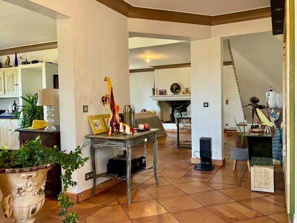 À vendre – Maison avec vue exceptionnelle à Roussillon