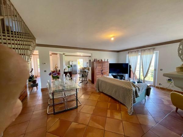 À vendre – Maison avec vue exceptionnelle à Roussillon