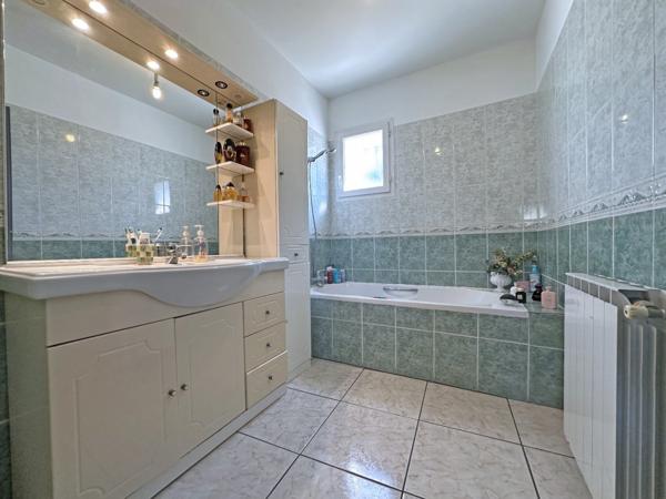 Villa plain pied, spacieuse, 4 chambres avec piscine et double garage