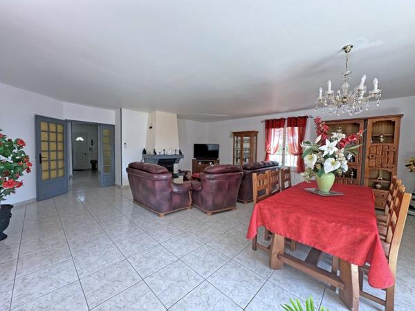 Villa plain pied, spacieuse, 4 chambres avec piscine et double garage