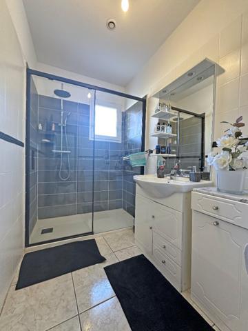 Villa plain pied, spacieuse, 4 chambres avec piscine et double garage