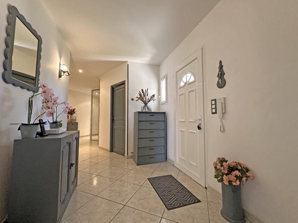 Villa plain pied, spacieuse, 4 chambres avec piscine et double garage
