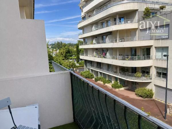 Appartement
         4 pièces
        - 85 m² 220 000 € *