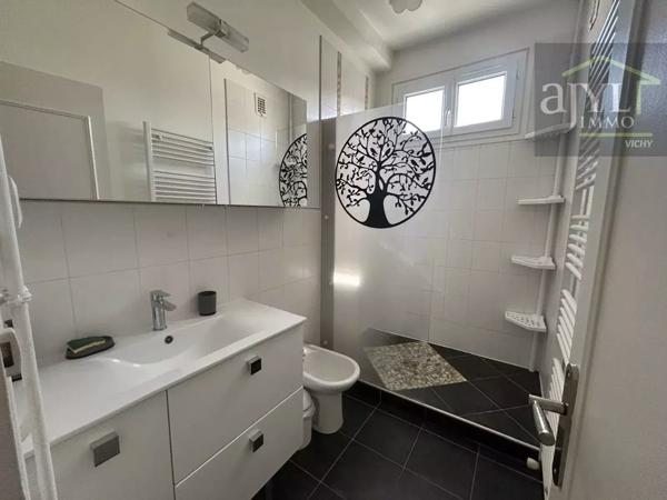 Appartement
         4 pièces
        - 85 m² 220 000 € *