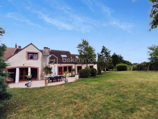 À Olivet Sud, découvrez cette demeure de caractère d’environ 254 m² habitables, implantée sur un superbe terrain plat, arboré et parfaitement entretenu de 5 415 m². (comprenant environ 4200m² en terrain agricole , non divisible / constructible).
Le rez-de-chaussée offre de très beaux volumes avec une cuisine indépendante de plus de 23 m², une salle à manger de 34 m² et surtout un remarquable salon de 46 m², idéal pour recevoir ou créer un bel espace billard. Une chambre avec dressing et une salle d’eau permettent également une vie de plain-pied.
À l’étage, vous trouverez quatre chambres supplémentaires, une salle de bains, des WC indépendants ainsi qu’une vaste salle de jeux.
La propriété bénéficie également d’une magnifique cave voutée d’environ 35 m² et d’un double garage de 43 m². Au-dessus de celui-ci, un studio indépendant d’environ 13 m² habitables et près de 30 m² au sol comprend une cuisine, une chambre ainsi qu’une salle d’eau avec WC.
Une propriété rare par ses volumes, son caractère et la qualité de son environnement, à proximité des commodités d’Olivet.
