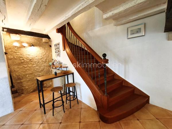À Olivet Sud, découvrez cette demeure de caractère d’environ 254 m² habitables, implantée sur un superbe terrain plat, arboré et parfaitement entretenu de 5 415 m². (comprenant environ 4200m² en terrain agricole , non divisible / constructible).
Le rez-de-chaussée offre de très beaux volumes avec une cuisine indépendante de plus de 23 m², une salle à manger de 34 m² et surtout un remarquable salon de 46 m², idéal pour recevoir ou créer un bel espace billard. Une chambre avec dressing et une salle d’eau permettent également une vie de plain-pied.
À l’étage, vous trouverez quatre chambres supplémentaires, une salle de bains, des WC indépendants ainsi qu’une vaste salle de jeux.
La propriété bénéficie également d’une magnifique cave voutée d’environ 35 m² et d’un double garage de 43 m². Au-dessus de celui-ci, un studio indépendant d’environ 13 m² habitables et près de 30 m² au sol comprend une cuisine, une chambre ainsi qu’une salle d’eau avec WC.
Une propriété rare par ses volumes, son caractère et la qualité de son environnement, à proximité des commodités d’Olivet.