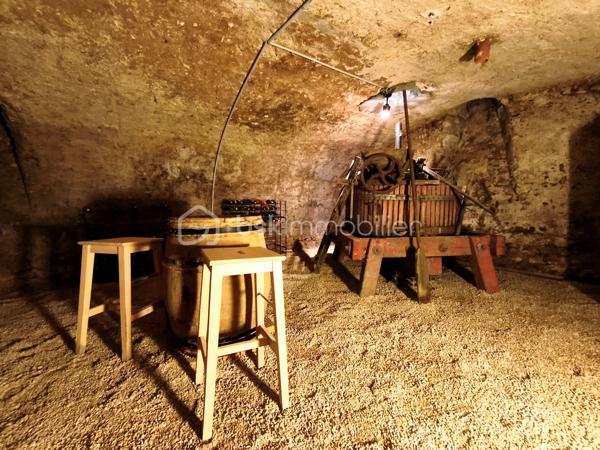 À Olivet Sud, découvrez cette demeure de caractère d’environ 254 m² habitables, implantée sur un superbe terrain plat, arboré et parfaitement entretenu de 5 415 m². (comprenant environ 4200m² en terrain agricole , non divisible / constructible).
Le rez-de-chaussée offre de très beaux volumes avec une cuisine indépendante de plus de 23 m², une salle à manger de 34 m² et surtout un remarquable salon de 46 m², idéal pour recevoir ou créer un bel espace billard. Une chambre avec dressing et une salle d’eau permettent également une vie de plain-pied.
À l’étage, vous trouverez quatre chambres supplémentaires, une salle de bains, des WC indépendants ainsi qu’une vaste salle de jeux.
La propriété bénéficie également d’une magnifique cave voutée d’environ 35 m² et d’un double garage de 43 m². Au-dessus de celui-ci, un studio indépendant d’environ 13 m² habitables et près de 30 m² au sol comprend une cuisine, une chambre ainsi qu’une salle d’eau avec WC.
Une propriété rare par ses volumes, son caractère et la qualité de son environnement, à proximité des commodités d’Olivet.