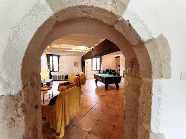 À Olivet Sud, découvrez cette demeure de caractère d’environ 254 m² habitables, implantée sur un superbe terrain plat, arboré et parfaitement entretenu de 5 415 m². (comprenant environ 4200m² en terrain agricole , non divisible / constructible).
Le rez-de-chaussée offre de très beaux volumes avec une cuisine indépendante de plus de 23 m², une salle à manger de 34 m² et surtout un remarquable salon de 46 m², idéal pour recevoir ou créer un bel espace billard. Une chambre avec dressing et une salle d’eau permettent également une vie de plain-pied.
À l’étage, vous trouverez quatre chambres supplémentaires, une salle de bains, des WC indépendants ainsi qu’une vaste salle de jeux.
La propriété bénéficie également d’une magnifique cave voutée d’environ 35 m² et d’un double garage de 43 m². Au-dessus de celui-ci, un studio indépendant d’environ 13 m² habitables et près de 30 m² au sol comprend une cuisine, une chambre ainsi qu’une salle d’eau avec WC.
Une propriété rare par ses volumes, son caractère et la qualité de son environnement, à proximité des commodités d’Olivet.