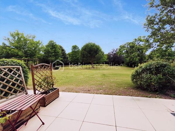 À Olivet Sud, découvrez cette demeure de caractère d’environ 254 m² habitables, implantée sur un superbe terrain plat, arboré et parfaitement entretenu de 5 415 m². (comprenant environ 4200m² en terrain agricole , non divisible / constructible).
Le rez-de-chaussée offre de très beaux volumes avec une cuisine indépendante de plus de 23 m², une salle à manger de 34 m² et surtout un remarquable salon de 46 m², idéal pour recevoir ou créer un bel espace billard. Une chambre avec dressing et une salle d’eau permettent également une vie de plain-pied.
À l’étage, vous trouverez quatre chambres supplémentaires, une salle de bains, des WC indépendants ainsi qu’une vaste salle de jeux.
La propriété bénéficie également d’une magnifique cave voutée d’environ 35 m² et d’un double garage de 43 m². Au-dessus de celui-ci, un studio indépendant d’environ 13 m² habitables et près de 30 m² au sol comprend une cuisine, une chambre ainsi qu’une salle d’eau avec WC.
Une propriété rare par ses volumes, son caractère et la qualité de son environnement, à proximité des commodités d’Olivet.