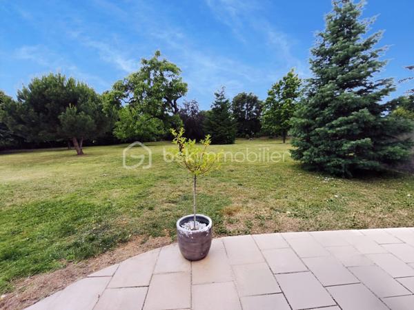À Olivet Sud, découvrez cette demeure de caractère d’environ 254 m² habitables, implantée sur un superbe terrain plat, arboré et parfaitement entretenu de 5 415 m². (comprenant environ 4200m² en terrain agricole , non divisible / constructible).
Le rez-de-chaussée offre de très beaux volumes avec une cuisine indépendante de plus de 23 m², une salle à manger de 34 m² et surtout un remarquable salon de 46 m², idéal pour recevoir ou créer un bel espace billard. Une chambre avec dressing et une salle d’eau permettent également une vie de plain-pied.
À l’étage, vous trouverez quatre chambres supplémentaires, une salle de bains, des WC indépendants ainsi qu’une vaste salle de jeux.
La propriété bénéficie également d’une magnifique cave voutée d’environ 35 m² et d’un double garage de 43 m². Au-dessus de celui-ci, un studio indépendant d’environ 13 m² habitables et près de 30 m² au sol comprend une cuisine, une chambre ainsi qu’une salle d’eau avec WC.
Une propriété rare par ses volumes, son caractère et la qualité de son environnement, à proximité des commodités d’Olivet.