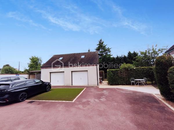 À Olivet Sud, découvrez cette demeure de caractère d’environ 254 m² habitables, implantée sur un superbe terrain plat, arboré et parfaitement entretenu de 5 415 m². (comprenant environ 4200m² en terrain agricole , non divisible / constructible).
Le rez-de-chaussée offre de très beaux volumes avec une cuisine indépendante de plus de 23 m², une salle à manger de 34 m² et surtout un remarquable salon de 46 m², idéal pour recevoir ou créer un bel espace billard. Une chambre avec dressing et une salle d’eau permettent également une vie de plain-pied.
À l’étage, vous trouverez quatre chambres supplémentaires, une salle de bains, des WC indépendants ainsi qu’une vaste salle de jeux.
La propriété bénéficie également d’une magnifique cave voutée d’environ 35 m² et d’un double garage de 43 m². Au-dessus de celui-ci, un studio indépendant d’environ 13 m² habitables et près de 30 m² au sol comprend une cuisine, une chambre ainsi qu’une salle d’eau avec WC.
Une propriété rare par ses volumes, son caractère et la qualité de son environnement, à proximité des commodités d’Olivet.