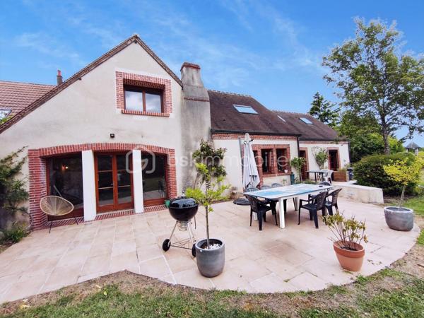 À Olivet Sud, découvrez cette demeure de caractère d’environ 254 m² habitables, implantée sur un superbe terrain plat, arboré et parfaitement entretenu de 5 415 m². (comprenant environ 4200m² en terrain agricole , non divisible / constructible).
Le rez-de-chaussée offre de très beaux volumes avec une cuisine indépendante de plus de 23 m², une salle à manger de 34 m² et surtout un remarquable salon de 46 m², idéal pour recevoir ou créer un bel espace billard. Une chambre avec dressing et une salle d’eau permettent également une vie de plain-pied.
À l’étage, vous trouverez quatre chambres supplémentaires, une salle de bains, des WC indépendants ainsi qu’une vaste salle de jeux.
La propriété bénéficie également d’une magnifique cave voutée d’environ 35 m² et d’un double garage de 43 m². Au-dessus de celui-ci, un studio indépendant d’environ 13 m² habitables et près de 30 m² au sol comprend une cuisine, une chambre ainsi qu’une salle d’eau avec WC.
Une propriété rare par ses volumes, son caractère et la qualité de son environnement, à proximité des commodités d’Olivet.