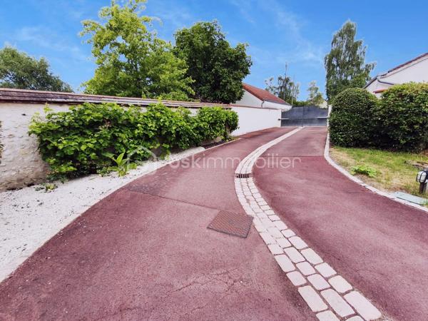 À Olivet Sud, découvrez cette demeure de caractère d’environ 254 m² habitables, implantée sur un superbe terrain plat, arboré et parfaitement entretenu de 5 415 m². (comprenant environ 4200m² en terrain agricole , non divisible / constructible).
Le rez-de-chaussée offre de très beaux volumes avec une cuisine indépendante de plus de 23 m², une salle à manger de 34 m² et surtout un remarquable salon de 46 m², idéal pour recevoir ou créer un bel espace billard. Une chambre avec dressing et une salle d’eau permettent également une vie de plain-pied.
À l’étage, vous trouverez quatre chambres supplémentaires, une salle de bains, des WC indépendants ainsi qu’une vaste salle de jeux.
La propriété bénéficie également d’une magnifique cave voutée d’environ 35 m² et d’un double garage de 43 m². Au-dessus de celui-ci, un studio indépendant d’environ 13 m² habitables et près de 30 m² au sol comprend une cuisine, une chambre ainsi qu’une salle d’eau avec WC.
Une propriété rare par ses volumes, son caractère et la qualité de son environnement, à proximité des commodités d’Olivet.