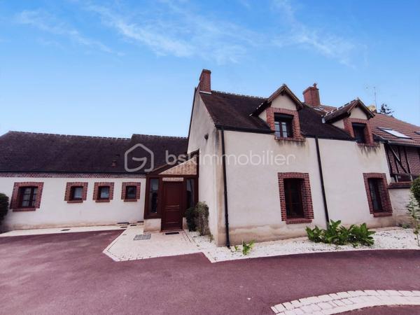 À Olivet Sud, découvrez cette demeure de caractère d’environ 254 m² habitables, implantée sur un superbe terrain plat, arboré et parfaitement entretenu de 5 415 m². (comprenant environ 4200m² en terrain agricole , non divisible / constructible).
Le rez-de-chaussée offre de très beaux volumes avec une cuisine indépendante de plus de 23 m², une salle à manger de 34 m² et surtout un remarquable salon de 46 m², idéal pour recevoir ou créer un bel espace billard. Une chambre avec dressing et une salle d’eau permettent également une vie de plain-pied.
À l’étage, vous trouverez quatre chambres supplémentaires, une salle de bains, des WC indépendants ainsi qu’une vaste salle de jeux.
La propriété bénéficie également d’une magnifique cave voutée d’environ 35 m² et d’un double garage de 43 m². Au-dessus de celui-ci, un studio indépendant d’environ 13 m² habitables et près de 30 m² au sol comprend une cuisine, une chambre ainsi qu’une salle d’eau avec WC.
Une propriété rare par ses volumes, son caractère et la qualité de son environnement, à proximité des commodités d’Olivet.