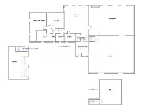 À Olivet Sud, découvrez cette demeure de caractère d’environ 254 m² habitables, implantée sur un superbe terrain plat, arboré et parfaitement entretenu de 5 415 m². (comprenant environ 4200m² en terrain agricole , non divisible / constructible).
Le rez-de-chaussée offre de très beaux volumes avec une cuisine indépendante de plus de 23 m², une salle à manger de 34 m² et surtout un remarquable salon de 46 m², idéal pour recevoir ou créer un bel espace billard. Une chambre avec dressing et une salle d’eau permettent également une vie de plain-pied.
À l’étage, vous trouverez quatre chambres supplémentaires, une salle de bains, des WC indépendants ainsi qu’une vaste salle de jeux.
La propriété bénéficie également d’une magnifique cave voutée d’environ 35 m² et d’un double garage de 43 m². Au-dessus de celui-ci, un studio indépendant d’environ 13 m² habitables et près de 30 m² au sol comprend une cuisine, une chambre ainsi qu’une salle d’eau avec WC.
Une propriété rare par ses volumes, son caractère et la qualité de son environnement, à proximité des commodités d’Olivet.