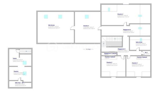À Olivet Sud, découvrez cette demeure de caractère d’environ 254 m² habitables, implantée sur un superbe terrain plat, arboré et parfaitement entretenu de 5 415 m². (comprenant environ 4200m² en terrain agricole , non divisible / constructible).
Le rez-de-chaussée offre de très beaux volumes avec une cuisine indépendante de plus de 23 m², une salle à manger de 34 m² et surtout un remarquable salon de 46 m², idéal pour recevoir ou créer un bel espace billard. Une chambre avec dressing et une salle d’eau permettent également une vie de plain-pied.
À l’étage, vous trouverez quatre chambres supplémentaires, une salle de bains, des WC indépendants ainsi qu’une vaste salle de jeux.
La propriété bénéficie également d’une magnifique cave voutée d’environ 35 m² et d’un double garage de 43 m². Au-dessus de celui-ci, un studio indépendant d’environ 13 m² habitables et près de 30 m² au sol comprend une cuisine, une chambre ainsi qu’une salle d’eau avec WC.
Une propriété rare par ses volumes, son caractère et la qualité de son environnement, à proximité des commodités d’Olivet.