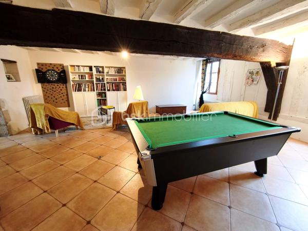 À Olivet Sud, découvrez cette demeure de caractère d’environ 254 m² habitables, implantée sur un superbe terrain plat, arboré et parfaitement entretenu de 5 415 m². (comprenant environ 4200m² en terrain agricole , non divisible / constructible).
Le rez-de-chaussée offre de très beaux volumes avec une cuisine indépendante de plus de 23 m², une salle à manger de 34 m² et surtout un remarquable salon de 46 m², idéal pour recevoir ou créer un bel espace billard. Une chambre avec dressing et une salle d’eau permettent également une vie de plain-pied.
À l’étage, vous trouverez quatre chambres supplémentaires, une salle de bains, des WC indépendants ainsi qu’une vaste salle de jeux.
La propriété bénéficie également d’une magnifique cave voutée d’environ 35 m² et d’un double garage de 43 m². Au-dessus de celui-ci, un studio indépendant d’environ 13 m² habitables et près de 30 m² au sol comprend une cuisine, une chambre ainsi qu’une salle d’eau avec WC.
Une propriété rare par ses volumes, son caractère et la qualité de son environnement, à proximité des commodités d’Olivet.