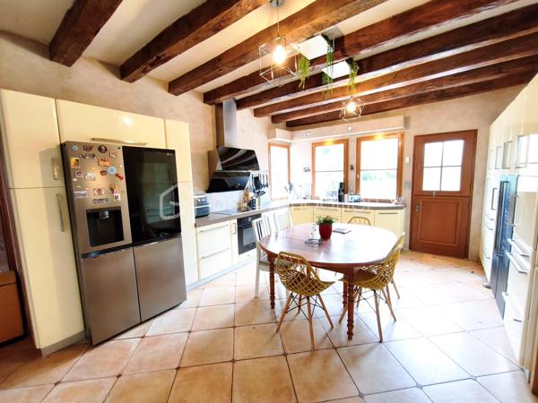 À Olivet Sud, découvrez cette demeure de caractère d’environ 254 m² habitables, implantée sur un superbe terrain plat, arboré et parfaitement entretenu de 5 415 m². (comprenant environ 4200m² en terrain agricole , non divisible / constructible).
Le rez-de-chaussée offre de très beaux volumes avec une cuisine indépendante de plus de 23 m², une salle à manger de 34 m² et surtout un remarquable salon de 46 m², idéal pour recevoir ou créer un bel espace billard. Une chambre avec dressing et une salle d’eau permettent également une vie de plain-pied.
À l’étage, vous trouverez quatre chambres supplémentaires, une salle de bains, des WC indépendants ainsi qu’une vaste salle de jeux.
La propriété bénéficie également d’une magnifique cave voutée d’environ 35 m² et d’un double garage de 43 m². Au-dessus de celui-ci, un studio indépendant d’environ 13 m² habitables et près de 30 m² au sol comprend une cuisine, une chambre ainsi qu’une salle d’eau avec WC.
Une propriété rare par ses volumes, son caractère et la qualité de son environnement, à proximité des commodités d’Olivet.