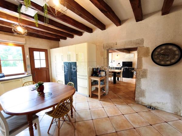 À Olivet Sud, découvrez cette demeure de caractère d’environ 254 m² habitables, implantée sur un superbe terrain plat, arboré et parfaitement entretenu de 5 415 m². (comprenant environ 4200m² en terrain agricole , non divisible / constructible).
Le rez-de-chaussée offre de très beaux volumes avec une cuisine indépendante de plus de 23 m², une salle à manger de 34 m² et surtout un remarquable salon de 46 m², idéal pour recevoir ou créer un bel espace billard. Une chambre avec dressing et une salle d’eau permettent également une vie de plain-pied.
À l’étage, vous trouverez quatre chambres supplémentaires, une salle de bains, des WC indépendants ainsi qu’une vaste salle de jeux.
La propriété bénéficie également d’une magnifique cave voutée d’environ 35 m² et d’un double garage de 43 m². Au-dessus de celui-ci, un studio indépendant d’environ 13 m² habitables et près de 30 m² au sol comprend une cuisine, une chambre ainsi qu’une salle d’eau avec WC.
Une propriété rare par ses volumes, son caractère et la qualité de son environnement, à proximité des commodités d’Olivet.