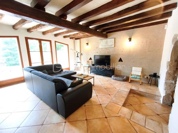 À Olivet Sud, découvrez cette demeure de caractère d’environ 254 m² habitables, implantée sur un superbe terrain plat, arboré et parfaitement entretenu de 5 415 m². (comprenant environ 4200m² en terrain agricole , non divisible / constructible).
Le rez-de-chaussée offre de très beaux volumes avec une cuisine indépendante de plus de 23 m², une salle à manger de 34 m² et surtout un remarquable salon de 46 m², idéal pour recevoir ou créer un bel espace billard. Une chambre avec dressing et une salle d’eau permettent également une vie de plain-pied.
À l’étage, vous trouverez quatre chambres supplémentaires, une salle de bains, des WC indépendants ainsi qu’une vaste salle de jeux.
La propriété bénéficie également d’une magnifique cave voutée d’environ 35 m² et d’un double garage de 43 m². Au-dessus de celui-ci, un studio indépendant d’environ 13 m² habitables et près de 30 m² au sol comprend une cuisine, une chambre ainsi qu’une salle d’eau avec WC.
Une propriété rare par ses volumes, son caractère et la qualité de son environnement, à proximité des commodités d’Olivet.
