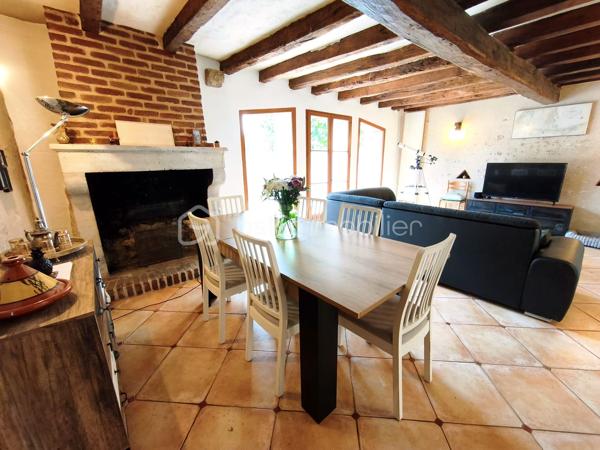 À Olivet Sud, découvrez cette demeure de caractère d’environ 254 m² habitables, implantée sur un superbe terrain plat, arboré et parfaitement entretenu de 5 415 m². (comprenant environ 4200m² en terrain agricole , non divisible / constructible).
Le rez-de-chaussée offre de très beaux volumes avec une cuisine indépendante de plus de 23 m², une salle à manger de 34 m² et surtout un remarquable salon de 46 m², idéal pour recevoir ou créer un bel espace billard. Une chambre avec dressing et une salle d’eau permettent également une vie de plain-pied.
À l’étage, vous trouverez quatre chambres supplémentaires, une salle de bains, des WC indépendants ainsi qu’une vaste salle de jeux.
La propriété bénéficie également d’une magnifique cave voutée d’environ 35 m² et d’un double garage de 43 m². Au-dessus de celui-ci, un studio indépendant d’environ 13 m² habitables et près de 30 m² au sol comprend une cuisine, une chambre ainsi qu’une salle d’eau avec WC.
Une propriété rare par ses volumes, son caractère et la qualité de son environnement, à proximité des commodités d’Olivet.