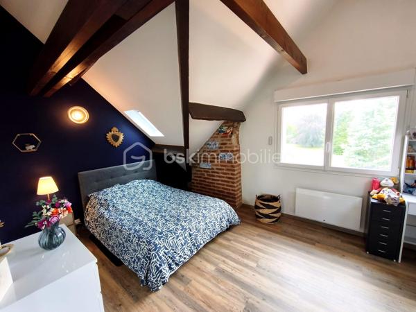À Olivet Sud, découvrez cette demeure de caractère d’environ 254 m² habitables, implantée sur un superbe terrain plat, arboré et parfaitement entretenu de 5 415 m². (comprenant environ 4200m² en terrain agricole , non divisible / constructible).
Le rez-de-chaussée offre de très beaux volumes avec une cuisine indépendante de plus de 23 m², une salle à manger de 34 m² et surtout un remarquable salon de 46 m², idéal pour recevoir ou créer un bel espace billard. Une chambre avec dressing et une salle d’eau permettent également une vie de plain-pied.
À l’étage, vous trouverez quatre chambres supplémentaires, une salle de bains, des WC indépendants ainsi qu’une vaste salle de jeux.
La propriété bénéficie également d’une magnifique cave voutée d’environ 35 m² et d’un double garage de 43 m². Au-dessus de celui-ci, un studio indépendant d’environ 13 m² habitables et près de 30 m² au sol comprend une cuisine, une chambre ainsi qu’une salle d’eau avec WC.
Une propriété rare par ses volumes, son caractère et la qualité de son environnement, à proximité des commodités d’Olivet.