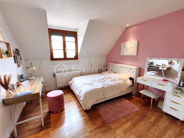 À Olivet Sud, découvrez cette demeure de caractère d’environ 254 m² habitables, implantée sur un superbe terrain plat, arboré et parfaitement entretenu de 5 415 m². (comprenant environ 4200m² en terrain agricole , non divisible / constructible).
Le rez-de-chaussée offre de très beaux volumes avec une cuisine indépendante de plus de 23 m², une salle à manger de 34 m² et surtout un remarquable salon de 46 m², idéal pour recevoir ou créer un bel espace billard. Une chambre avec dressing et une salle d’eau permettent également une vie de plain-pied.
À l’étage, vous trouverez quatre chambres supplémentaires, une salle de bains, des WC indépendants ainsi qu’une vaste salle de jeux.
La propriété bénéficie également d’une magnifique cave voutée d’environ 35 m² et d’un double garage de 43 m². Au-dessus de celui-ci, un studio indépendant d’environ 13 m² habitables et près de 30 m² au sol comprend une cuisine, une chambre ainsi qu’une salle d’eau avec WC.
Une propriété rare par ses volumes, son caractère et la qualité de son environnement, à proximité des commodités d’Olivet.