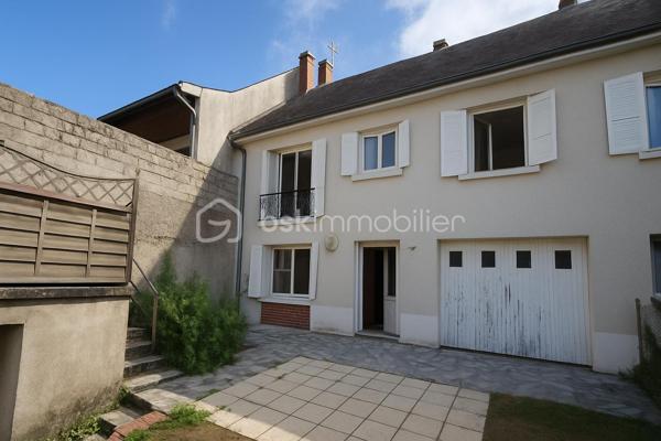 Située en centre ville, découvrez cette maison familiale élevée sur 2 niveaux plus un grenier lui-même aménageable, offrant 4 chambres et de beaux volumes de vie, idéale pour accueillir une famille ou un projet de résidence secondaire.
ATOUT rare de ce bien immobilier : une dépendance d'environ 120 m2, offrant un fort potentiel d'aménagement selon vos envies ou vos besoins : garage pour plusieurs véhicules / atelier / espace de stockage / activité artisanale ou professionnelle / création d'un logement complémentaire (sous réserve des autorisations administratives nécessaires / espaces de loisirs ou projet locatif.
Cette dépendance aux volumes généreux constitue une véritable opportunité pour concilier habitation et activité, ou développer un projet personnel.
En extérieur = cour/terrasse et terrain clos d'environ 1159 m2.
Les plus = emplacement central /nombreuses possibilités d'aménagements/dépendance rare en centre ville/ superficie du terrain
Bien immobilier idéal pour une famille, un artisan ou un projet mixte habitation/activité