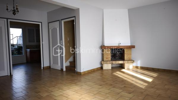 Située en centre ville, découvrez cette maison familiale élevée sur 2 niveaux plus un grenier lui-même aménageable, offrant 4 chambres et de beaux volumes de vie, idéale pour accueillir une famille ou un projet de résidence secondaire.
ATOUT rare de ce bien immobilier : une dépendance d'environ 120 m2, offrant un fort potentiel d'aménagement selon vos envies ou vos besoins : garage pour plusieurs véhicules / atelier / espace de stockage / activité artisanale ou professionnelle / création d'un logement complémentaire (sous réserve des autorisations administratives nécessaires / espaces de loisirs ou projet locatif.
Cette dépendance aux volumes généreux constitue une véritable opportunité pour concilier habitation et activité, ou développer un projet personnel.
En extérieur = cour/terrasse et terrain clos d'environ 1159 m2.
Les plus = emplacement central /nombreuses possibilités d'aménagements/dépendance rare en centre ville/ superficie du terrain
Bien immobilier idéal pour une famille, un artisan ou un projet mixte habitation/activité
