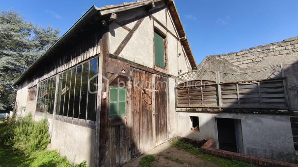 Située en centre ville, découvrez cette maison familiale élevée sur 2 niveaux plus un grenier lui-même aménageable, offrant 4 chambres et de beaux volumes de vie, idéale pour accueillir une famille ou un projet de résidence secondaire.
ATOUT rare de ce bien immobilier : une dépendance d'environ 120 m2, offrant un fort potentiel d'aménagement selon vos envies ou vos besoins : garage pour plusieurs véhicules / atelier / espace de stockage / activité artisanale ou professionnelle / création d'un logement complémentaire (sous réserve des autorisations administratives nécessaires / espaces de loisirs ou projet locatif.
Cette dépendance aux volumes généreux constitue une véritable opportunité pour concilier habitation et activité, ou développer un projet personnel.
En extérieur = cour/terrasse et terrain clos d'environ 1159 m2.
Les plus = emplacement central /nombreuses possibilités d'aménagements/dépendance rare en centre ville/ superficie du terrain
Bien immobilier idéal pour une famille, un artisan ou un projet mixte habitation/activité