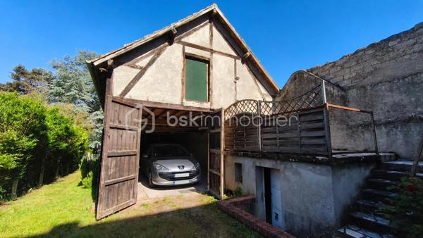 Située en centre ville, découvrez cette maison familiale élevée sur 2 niveaux plus un grenier lui-même aménageable, offrant 4 chambres et de beaux volumes de vie, idéale pour accueillir une famille ou un projet de résidence secondaire.
ATOUT rare de ce bien immobilier : une dépendance d'environ 120 m2, offrant un fort potentiel d'aménagement selon vos envies ou vos besoins : garage pour plusieurs véhicules / atelier / espace de stockage / activité artisanale ou professionnelle / création d'un logement complémentaire (sous réserve des autorisations administratives nécessaires / espaces de loisirs ou projet locatif.
Cette dépendance aux volumes généreux constitue une véritable opportunité pour concilier habitation et activité, ou développer un projet personnel.
En extérieur = cour/terrasse et terrain clos d'environ 1159 m2.
Les plus = emplacement central /nombreuses possibilités d'aménagements/dépendance rare en centre ville/ superficie du terrain
Bien immobilier idéal pour une famille, un artisan ou un projet mixte habitation/activité