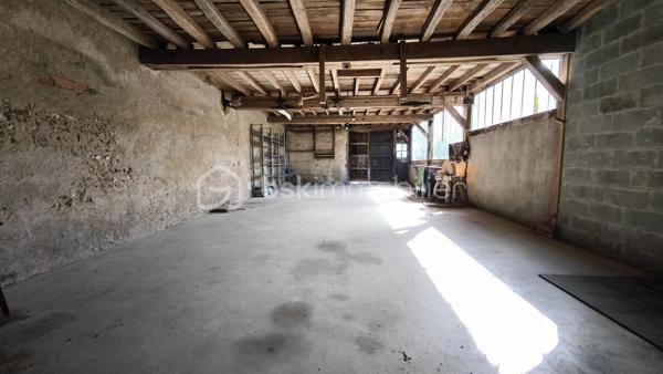 Située en centre ville, découvrez cette maison familiale élevée sur 2 niveaux plus un grenier lui-même aménageable, offrant 4 chambres et de beaux volumes de vie, idéale pour accueillir une famille ou un projet de résidence secondaire.
ATOUT rare de ce bien immobilier : une dépendance d'environ 120 m2, offrant un fort potentiel d'aménagement selon vos envies ou vos besoins : garage pour plusieurs véhicules / atelier / espace de stockage / activité artisanale ou professionnelle / création d'un logement complémentaire (sous réserve des autorisations administratives nécessaires / espaces de loisirs ou projet locatif.
Cette dépendance aux volumes généreux constitue une véritable opportunité pour concilier habitation et activité, ou développer un projet personnel.
En extérieur = cour/terrasse et terrain clos d'environ 1159 m2.
Les plus = emplacement central /nombreuses possibilités d'aménagements/dépendance rare en centre ville/ superficie du terrain
Bien immobilier idéal pour une famille, un artisan ou un projet mixte habitation/activité