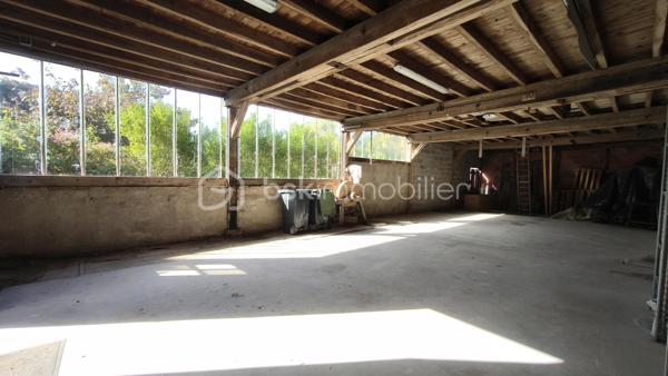 Située en centre ville, découvrez cette maison familiale élevée sur 2 niveaux plus un grenier lui-même aménageable, offrant 4 chambres et de beaux volumes de vie, idéale pour accueillir une famille ou un projet de résidence secondaire.
ATOUT rare de ce bien immobilier : une dépendance d'environ 120 m2, offrant un fort potentiel d'aménagement selon vos envies ou vos besoins : garage pour plusieurs véhicules / atelier / espace de stockage / activité artisanale ou professionnelle / création d'un logement complémentaire (sous réserve des autorisations administratives nécessaires / espaces de loisirs ou projet locatif.
Cette dépendance aux volumes généreux constitue une véritable opportunité pour concilier habitation et activité, ou développer un projet personnel.
En extérieur = cour/terrasse et terrain clos d'environ 1159 m2.
Les plus = emplacement central /nombreuses possibilités d'aménagements/dépendance rare en centre ville/ superficie du terrain
Bien immobilier idéal pour une famille, un artisan ou un projet mixte habitation/activité