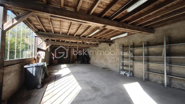 Située en centre ville, découvrez cette maison familiale élevée sur 2 niveaux plus un grenier lui-même aménageable, offrant 4 chambres et de beaux volumes de vie, idéale pour accueillir une famille ou un projet de résidence secondaire.
ATOUT rare de ce bien immobilier : une dépendance d'environ 120 m2, offrant un fort potentiel d'aménagement selon vos envies ou vos besoins : garage pour plusieurs véhicules / atelier / espace de stockage / activité artisanale ou professionnelle / création d'un logement complémentaire (sous réserve des autorisations administratives nécessaires / espaces de loisirs ou projet locatif.
Cette dépendance aux volumes généreux constitue une véritable opportunité pour concilier habitation et activité, ou développer un projet personnel.
En extérieur = cour/terrasse et terrain clos d'environ 1159 m2.
Les plus = emplacement central /nombreuses possibilités d'aménagements/dépendance rare en centre ville/ superficie du terrain
Bien immobilier idéal pour une famille, un artisan ou un projet mixte habitation/activité