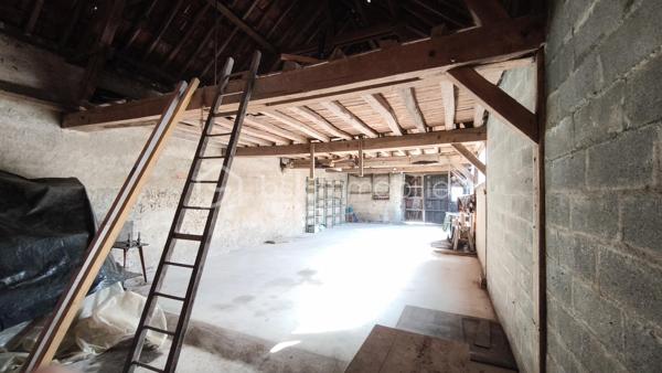 Située en centre ville, découvrez cette maison familiale élevée sur 2 niveaux plus un grenier lui-même aménageable, offrant 4 chambres et de beaux volumes de vie, idéale pour accueillir une famille ou un projet de résidence secondaire.
ATOUT rare de ce bien immobilier : une dépendance d'environ 120 m2, offrant un fort potentiel d'aménagement selon vos envies ou vos besoins : garage pour plusieurs véhicules / atelier / espace de stockage / activité artisanale ou professionnelle / création d'un logement complémentaire (sous réserve des autorisations administratives nécessaires / espaces de loisirs ou projet locatif.
Cette dépendance aux volumes généreux constitue une véritable opportunité pour concilier habitation et activité, ou développer un projet personnel.
En extérieur = cour/terrasse et terrain clos d'environ 1159 m2.
Les plus = emplacement central /nombreuses possibilités d'aménagements/dépendance rare en centre ville/ superficie du terrain
Bien immobilier idéal pour une famille, un artisan ou un projet mixte habitation/activité