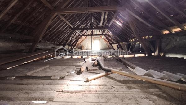 Située en centre ville, découvrez cette maison familiale élevée sur 2 niveaux plus un grenier lui-même aménageable, offrant 4 chambres et de beaux volumes de vie, idéale pour accueillir une famille ou un projet de résidence secondaire.
ATOUT rare de ce bien immobilier : une dépendance d'environ 120 m2, offrant un fort potentiel d'aménagement selon vos envies ou vos besoins : garage pour plusieurs véhicules / atelier / espace de stockage / activité artisanale ou professionnelle / création d'un logement complémentaire (sous réserve des autorisations administratives nécessaires / espaces de loisirs ou projet locatif.
Cette dépendance aux volumes généreux constitue une véritable opportunité pour concilier habitation et activité, ou développer un projet personnel.
En extérieur = cour/terrasse et terrain clos d'environ 1159 m2.
Les plus = emplacement central /nombreuses possibilités d'aménagements/dépendance rare en centre ville/ superficie du terrain
Bien immobilier idéal pour une famille, un artisan ou un projet mixte habitation/activité