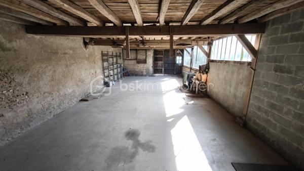 Située en centre ville, découvrez cette maison familiale élevée sur 2 niveaux plus un grenier lui-même aménageable, offrant 4 chambres et de beaux volumes de vie, idéale pour accueillir une famille ou un projet de résidence secondaire.
ATOUT rare de ce bien immobilier : une dépendance d'environ 120 m2, offrant un fort potentiel d'aménagement selon vos envies ou vos besoins : garage pour plusieurs véhicules / atelier / espace de stockage / activité artisanale ou professionnelle / création d'un logement complémentaire (sous réserve des autorisations administratives nécessaires / espaces de loisirs ou projet locatif.
Cette dépendance aux volumes généreux constitue une véritable opportunité pour concilier habitation et activité, ou développer un projet personnel.
En extérieur = cour/terrasse et terrain clos d'environ 1159 m2.
Les plus = emplacement central /nombreuses possibilités d'aménagements/dépendance rare en centre ville/ superficie du terrain
Bien immobilier idéal pour une famille, un artisan ou un projet mixte habitation/activité