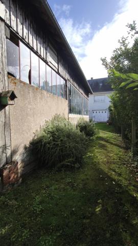 Située en centre ville, découvrez cette maison familiale élevée sur 2 niveaux plus un grenier lui-même aménageable, offrant 4 chambres et de beaux volumes de vie, idéale pour accueillir une famille ou un projet de résidence secondaire.
ATOUT rare de ce bien immobilier : une dépendance d'environ 120 m2, offrant un fort potentiel d'aménagement selon vos envies ou vos besoins : garage pour plusieurs véhicules / atelier / espace de stockage / activité artisanale ou professionnelle / création d'un logement complémentaire (sous réserve des autorisations administratives nécessaires / espaces de loisirs ou projet locatif.
Cette dépendance aux volumes généreux constitue une véritable opportunité pour concilier habitation et activité, ou développer un projet personnel.
En extérieur = cour/terrasse et terrain clos d'environ 1159 m2.
Les plus = emplacement central /nombreuses possibilités d'aménagements/dépendance rare en centre ville/ superficie du terrain
Bien immobilier idéal pour une famille, un artisan ou un projet mixte habitation/activité