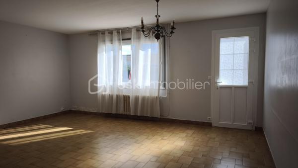Située en centre ville, découvrez cette maison familiale élevée sur 2 niveaux plus un grenier lui-même aménageable, offrant 4 chambres et de beaux volumes de vie, idéale pour accueillir une famille ou un projet de résidence secondaire.
ATOUT rare de ce bien immobilier : une dépendance d'environ 120 m2, offrant un fort potentiel d'aménagement selon vos envies ou vos besoins : garage pour plusieurs véhicules / atelier / espace de stockage / activité artisanale ou professionnelle / création d'un logement complémentaire (sous réserve des autorisations administratives nécessaires / espaces de loisirs ou projet locatif.
Cette dépendance aux volumes généreux constitue une véritable opportunité pour concilier habitation et activité, ou développer un projet personnel.
En extérieur = cour/terrasse et terrain clos d'environ 1159 m2.
Les plus = emplacement central /nombreuses possibilités d'aménagements/dépendance rare en centre ville/ superficie du terrain
Bien immobilier idéal pour une famille, un artisan ou un projet mixte habitation/activité