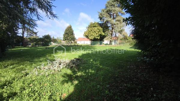 Située en centre ville, découvrez cette maison familiale élevée sur 2 niveaux plus un grenier lui-même aménageable, offrant 4 chambres et de beaux volumes de vie, idéale pour accueillir une famille ou un projet de résidence secondaire.
ATOUT rare de ce bien immobilier : une dépendance d'environ 120 m2, offrant un fort potentiel d'aménagement selon vos envies ou vos besoins : garage pour plusieurs véhicules / atelier / espace de stockage / activité artisanale ou professionnelle / création d'un logement complémentaire (sous réserve des autorisations administratives nécessaires / espaces de loisirs ou projet locatif.
Cette dépendance aux volumes généreux constitue une véritable opportunité pour concilier habitation et activité, ou développer un projet personnel.
En extérieur = cour/terrasse et terrain clos d'environ 1159 m2.
Les plus = emplacement central /nombreuses possibilités d'aménagements/dépendance rare en centre ville/ superficie du terrain
Bien immobilier idéal pour une famille, un artisan ou un projet mixte habitation/activité