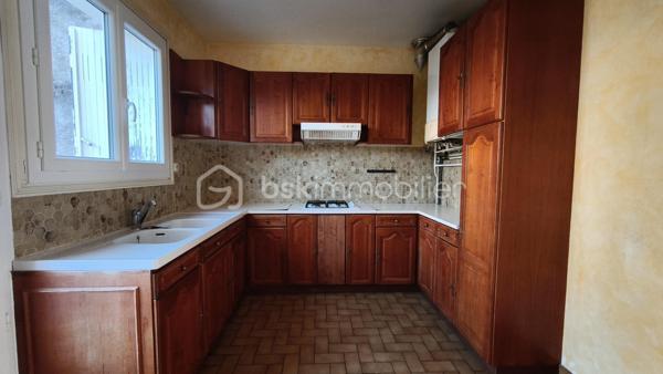 Située en centre ville, découvrez cette maison familiale élevée sur 2 niveaux plus un grenier lui-même aménageable, offrant 4 chambres et de beaux volumes de vie, idéale pour accueillir une famille ou un projet de résidence secondaire.
ATOUT rare de ce bien immobilier : une dépendance d'environ 120 m2, offrant un fort potentiel d'aménagement selon vos envies ou vos besoins : garage pour plusieurs véhicules / atelier / espace de stockage / activité artisanale ou professionnelle / création d'un logement complémentaire (sous réserve des autorisations administratives nécessaires / espaces de loisirs ou projet locatif.
Cette dépendance aux volumes généreux constitue une véritable opportunité pour concilier habitation et activité, ou développer un projet personnel.
En extérieur = cour/terrasse et terrain clos d'environ 1159 m2.
Les plus = emplacement central /nombreuses possibilités d'aménagements/dépendance rare en centre ville/ superficie du terrain
Bien immobilier idéal pour une famille, un artisan ou un projet mixte habitation/activité