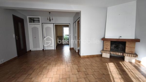 Située en centre ville, découvrez cette maison familiale élevée sur 2 niveaux plus un grenier lui-même aménageable, offrant 4 chambres et de beaux volumes de vie, idéale pour accueillir une famille ou un projet de résidence secondaire.
ATOUT rare de ce bien immobilier : une dépendance d'environ 120 m2, offrant un fort potentiel d'aménagement selon vos envies ou vos besoins : garage pour plusieurs véhicules / atelier / espace de stockage / activité artisanale ou professionnelle / création d'un logement complémentaire (sous réserve des autorisations administratives nécessaires / espaces de loisirs ou projet locatif.
Cette dépendance aux volumes généreux constitue une véritable opportunité pour concilier habitation et activité, ou développer un projet personnel.
En extérieur = cour/terrasse et terrain clos d'environ 1159 m2.
Les plus = emplacement central /nombreuses possibilités d'aménagements/dépendance rare en centre ville/ superficie du terrain
Bien immobilier idéal pour une famille, un artisan ou un projet mixte habitation/activité