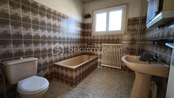 Située en centre ville, découvrez cette maison familiale élevée sur 2 niveaux plus un grenier lui-même aménageable, offrant 4 chambres et de beaux volumes de vie, idéale pour accueillir une famille ou un projet de résidence secondaire.
ATOUT rare de ce bien immobilier : une dépendance d'environ 120 m2, offrant un fort potentiel d'aménagement selon vos envies ou vos besoins : garage pour plusieurs véhicules / atelier / espace de stockage / activité artisanale ou professionnelle / création d'un logement complémentaire (sous réserve des autorisations administratives nécessaires / espaces de loisirs ou projet locatif.
Cette dépendance aux volumes généreux constitue une véritable opportunité pour concilier habitation et activité, ou développer un projet personnel.
En extérieur = cour/terrasse et terrain clos d'environ 1159 m2.
Les plus = emplacement central /nombreuses possibilités d'aménagements/dépendance rare en centre ville/ superficie du terrain
Bien immobilier idéal pour une famille, un artisan ou un projet mixte habitation/activité