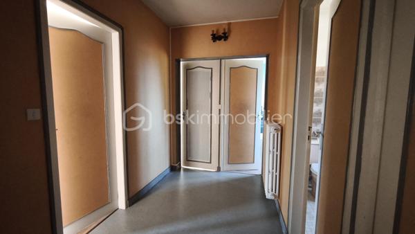 Située en centre ville, découvrez cette maison familiale élevée sur 2 niveaux plus un grenier lui-même aménageable, offrant 4 chambres et de beaux volumes de vie, idéale pour accueillir une famille ou un projet de résidence secondaire.
ATOUT rare de ce bien immobilier : une dépendance d'environ 120 m2, offrant un fort potentiel d'aménagement selon vos envies ou vos besoins : garage pour plusieurs véhicules / atelier / espace de stockage / activité artisanale ou professionnelle / création d'un logement complémentaire (sous réserve des autorisations administratives nécessaires / espaces de loisirs ou projet locatif.
Cette dépendance aux volumes généreux constitue une véritable opportunité pour concilier habitation et activité, ou développer un projet personnel.
En extérieur = cour/terrasse et terrain clos d'environ 1159 m2.
Les plus = emplacement central /nombreuses possibilités d'aménagements/dépendance rare en centre ville/ superficie du terrain
Bien immobilier idéal pour une famille, un artisan ou un projet mixte habitation/activité