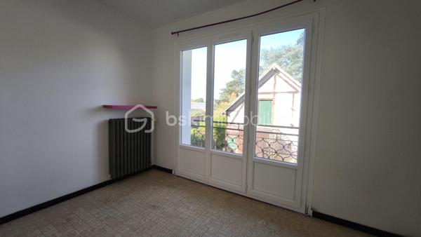 Située en centre ville, découvrez cette maison familiale élevée sur 2 niveaux plus un grenier lui-même aménageable, offrant 4 chambres et de beaux volumes de vie, idéale pour accueillir une famille ou un projet de résidence secondaire.
ATOUT rare de ce bien immobilier : une dépendance d'environ 120 m2, offrant un fort potentiel d'aménagement selon vos envies ou vos besoins : garage pour plusieurs véhicules / atelier / espace de stockage / activité artisanale ou professionnelle / création d'un logement complémentaire (sous réserve des autorisations administratives nécessaires / espaces de loisirs ou projet locatif.
Cette dépendance aux volumes généreux constitue une véritable opportunité pour concilier habitation et activité, ou développer un projet personnel.
En extérieur = cour/terrasse et terrain clos d'environ 1159 m2.
Les plus = emplacement central /nombreuses possibilités d'aménagements/dépendance rare en centre ville/ superficie du terrain
Bien immobilier idéal pour une famille, un artisan ou un projet mixte habitation/activité