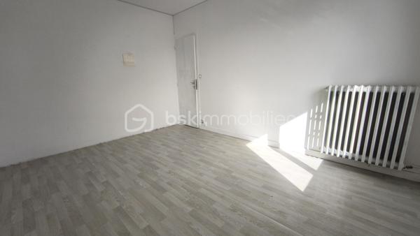 Située en centre ville, découvrez cette maison familiale élevée sur 2 niveaux plus un grenier lui-même aménageable, offrant 4 chambres et de beaux volumes de vie, idéale pour accueillir une famille ou un projet de résidence secondaire.
ATOUT rare de ce bien immobilier : une dépendance d'environ 120 m2, offrant un fort potentiel d'aménagement selon vos envies ou vos besoins : garage pour plusieurs véhicules / atelier / espace de stockage / activité artisanale ou professionnelle / création d'un logement complémentaire (sous réserve des autorisations administratives nécessaires / espaces de loisirs ou projet locatif.
Cette dépendance aux volumes généreux constitue une véritable opportunité pour concilier habitation et activité, ou développer un projet personnel.
En extérieur = cour/terrasse et terrain clos d'environ 1159 m2.
Les plus = emplacement central /nombreuses possibilités d'aménagements/dépendance rare en centre ville/ superficie du terrain
Bien immobilier idéal pour une famille, un artisan ou un projet mixte habitation/activité