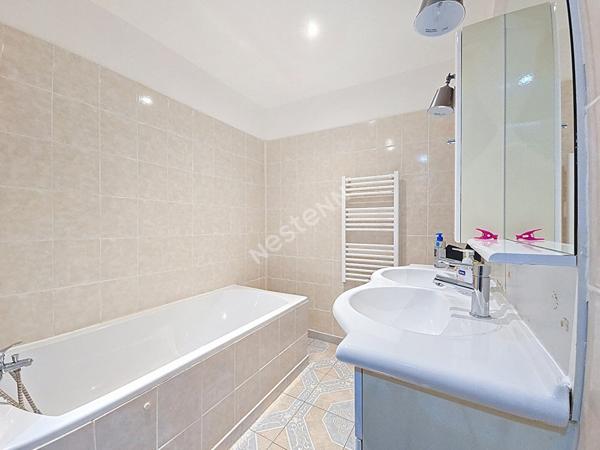 Maison de Ville à JONQUIERES avec terrasse