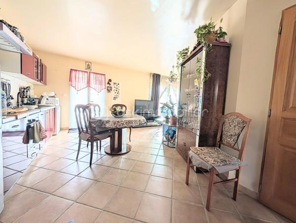 Maison de village de 2009 avec cour privée à deux pas du centre

L'alliance du confort et de la proximité. Découvrez cette maison de village construite en 2009, parfaitement entretenue, offrant une architecture classique et fonctionnelle. Située dans un secteur calme à proximité immédiate du centre ville, elle est idéale pour ceux qui recherchent la praticité du tout à pied.

Les atouts du bien

Extérieur privilégié : Une cour intérieure de 22 m2, idéale pour profiter d un espace de vie extérieur facile à entretenir et à l'abri de l'agitation.
Qualité de construction : Maison bâtie sur vide sanitaire, un atout technique majeur pour l'isolation et la salubrité du bâti.
Côté nuit : L'étage dispose de 3 chambres accueillantes.
Salle d'eau : Une salle d eau fonctionnelle équipée d'une douche à l'italienne.

Fiche technique

Année de construction : 2009.
Chambres : 3.
Extérieur : Cour de 22 m2.
Les plus : Proximité immédiate du centre ville, vide sanitaire, aucun gros oeuvre à prévoir.