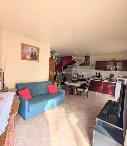 Maison de village de 2009 avec cour privée à deux pas du centre

L'alliance du confort et de la proximité. Découvrez cette maison de village construite en 2009, parfaitement entretenue, offrant une architecture classique et fonctionnelle. Située dans un secteur calme à proximité immédiate du centre ville, elle est idéale pour ceux qui recherchent la praticité du tout à pied.

Les atouts du bien

Extérieur privilégié : Une cour intérieure de 22 m2, idéale pour profiter d un espace de vie extérieur facile à entretenir et à l'abri de l'agitation.
Qualité de construction : Maison bâtie sur vide sanitaire, un atout technique majeur pour l'isolation et la salubrité du bâti.
Côté nuit : L'étage dispose de 3 chambres accueillantes.
Salle d'eau : Une salle d eau fonctionnelle équipée d'une douche à l'italienne.

Fiche technique

Année de construction : 2009.
Chambres : 3.
Extérieur : Cour de 22 m2.
Les plus : Proximité immédiate du centre ville, vide sanitaire, aucun gros oeuvre à prévoir.